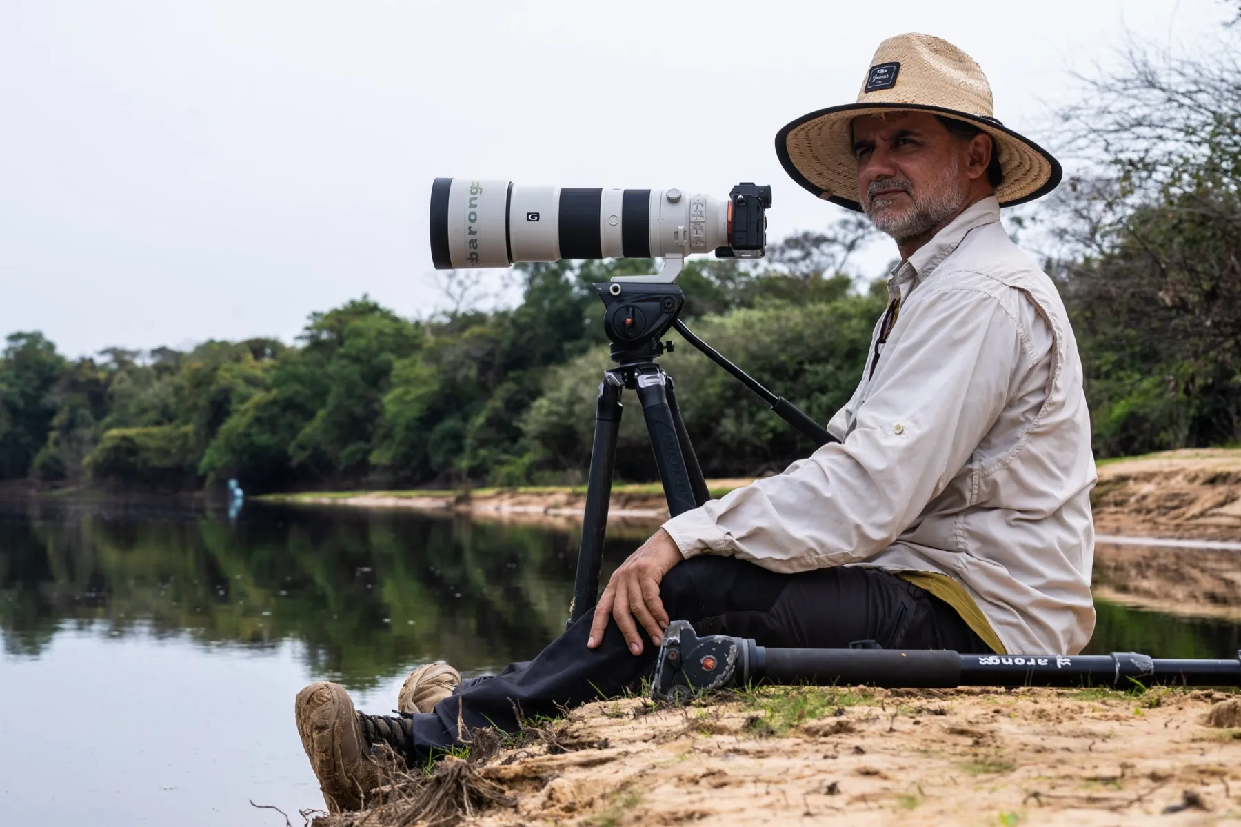 Fábio Arruda em campo no Pantanal, com teleobjetiva sobre tripé