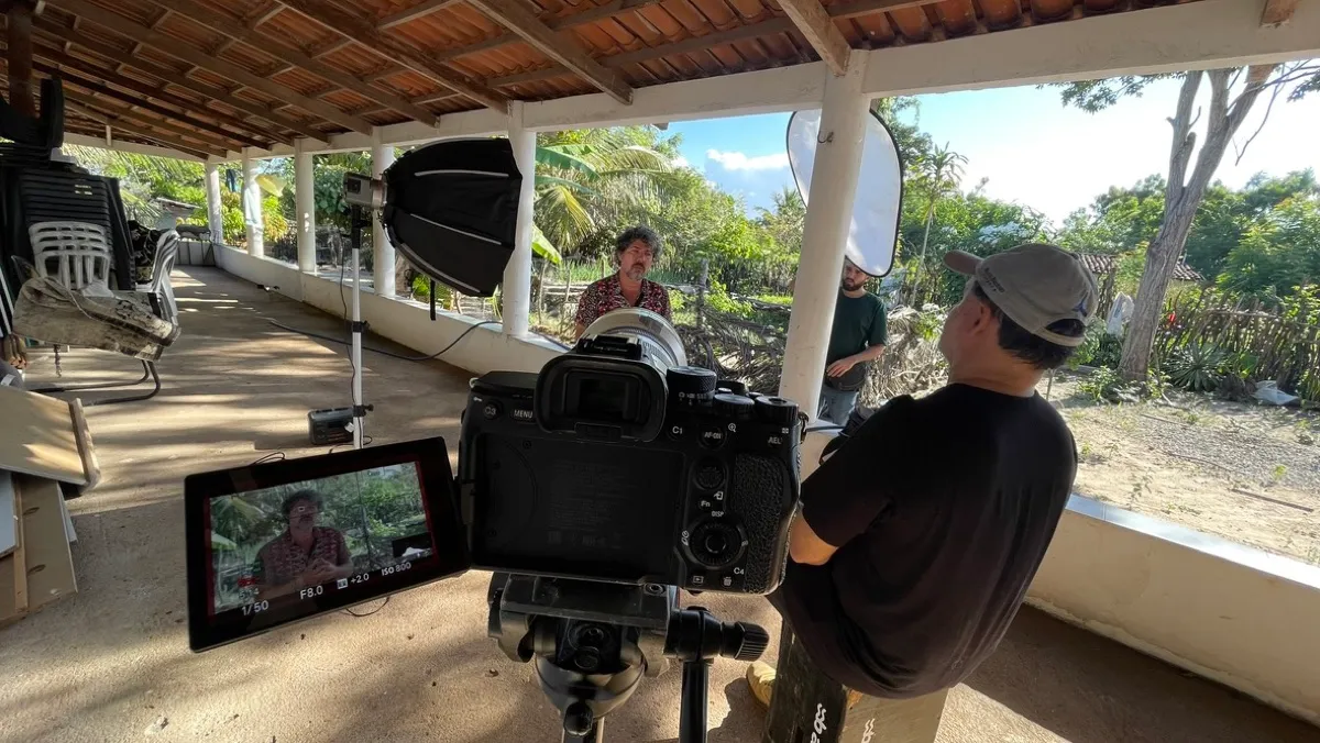 Set de entrevista montado com monitor e rebatedor em área externa